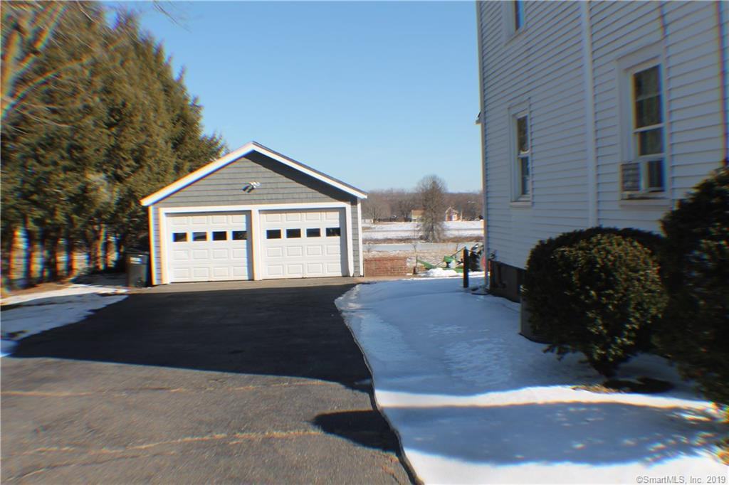 856 East Street N - Photo 2 of 24