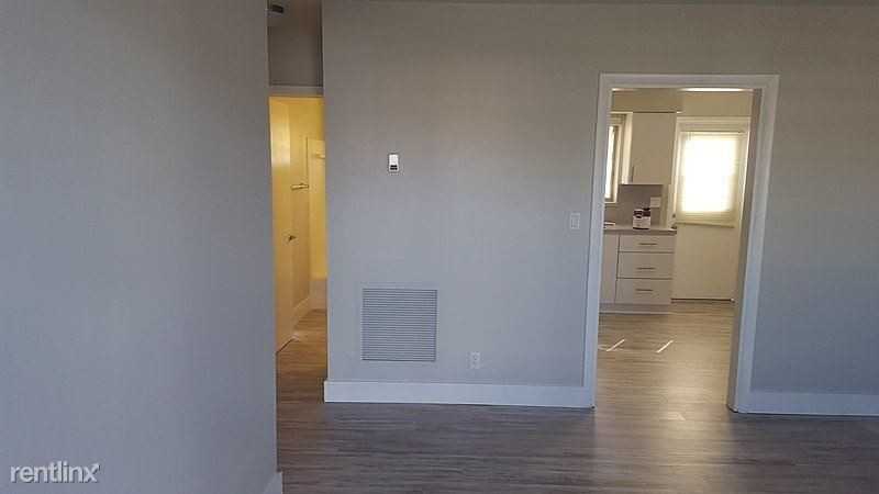 301 SW 10th Terrace - Photo 3 of 10