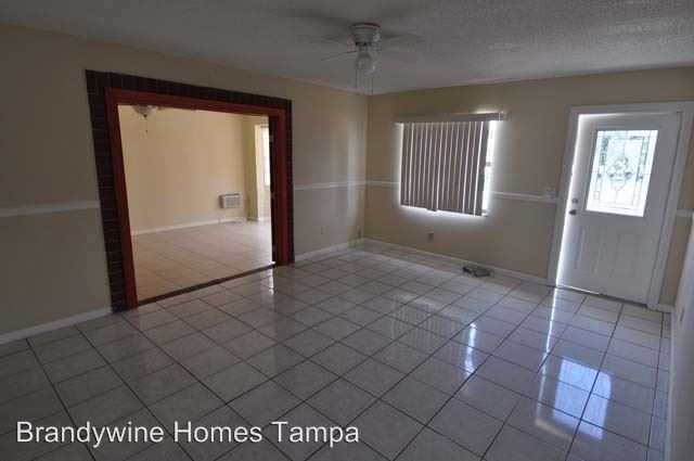 1710 Taylor Lake Cir - Photo 2 of 10