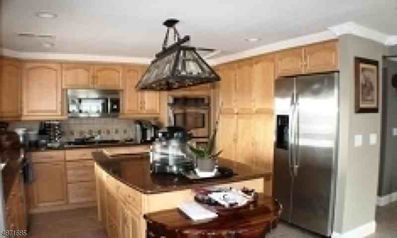 798 Lake Shore Dr - Photo 2 of 25