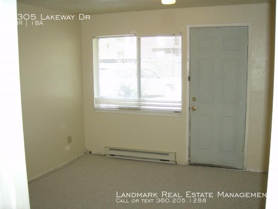 1305 Lakeway Dr - Photo 3 of 6