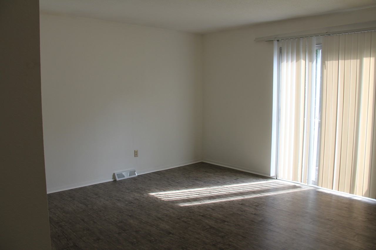 517 N Spring St - Photo 3 of 7