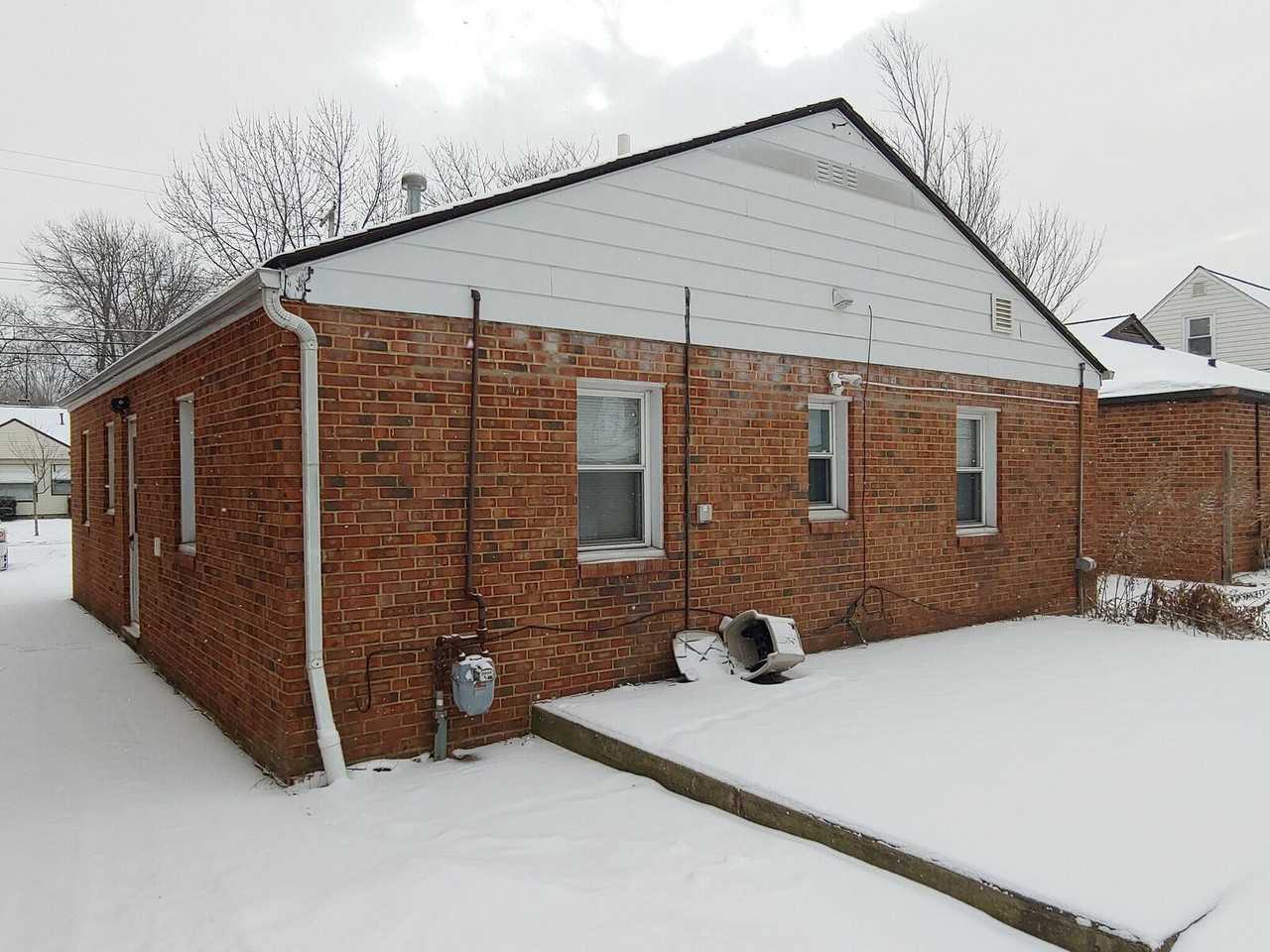 1152 Elmwood Rd - Photo 3 of 27