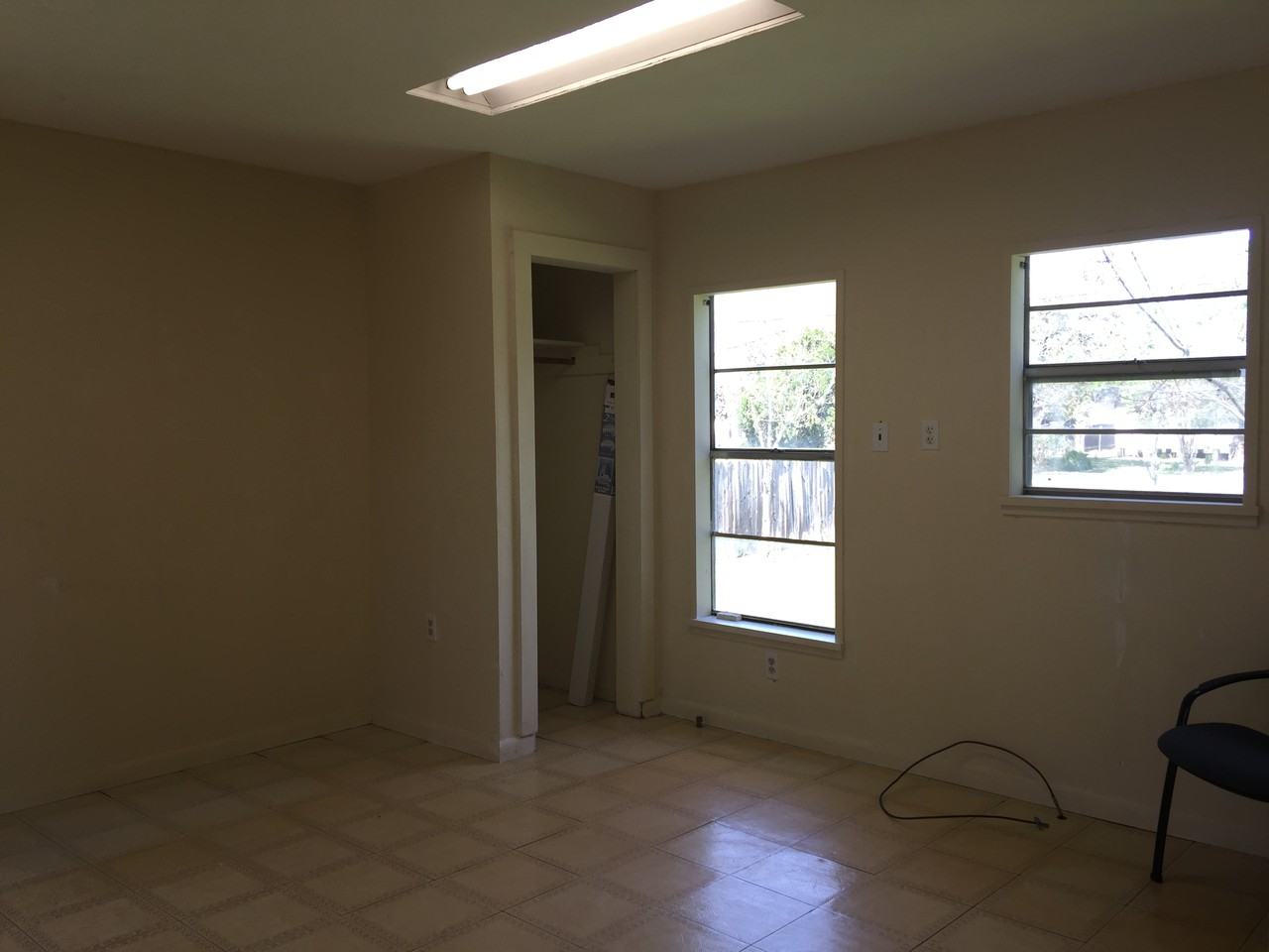 613 W Market St - Photo 3 of 9