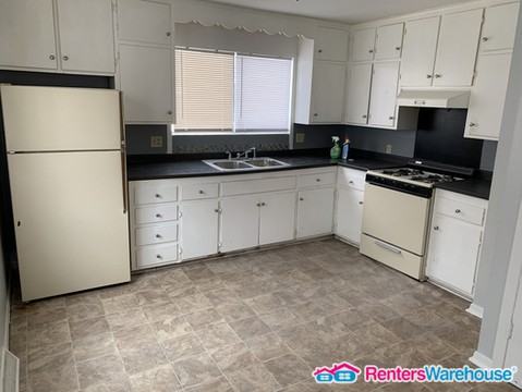 7942 Newton St - Photo 3 of 12