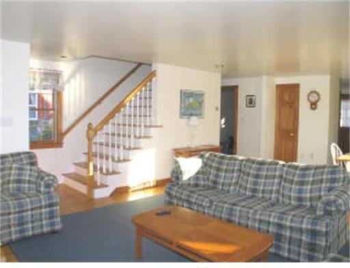 37 Nashawena Ave - Photo 3 of 10