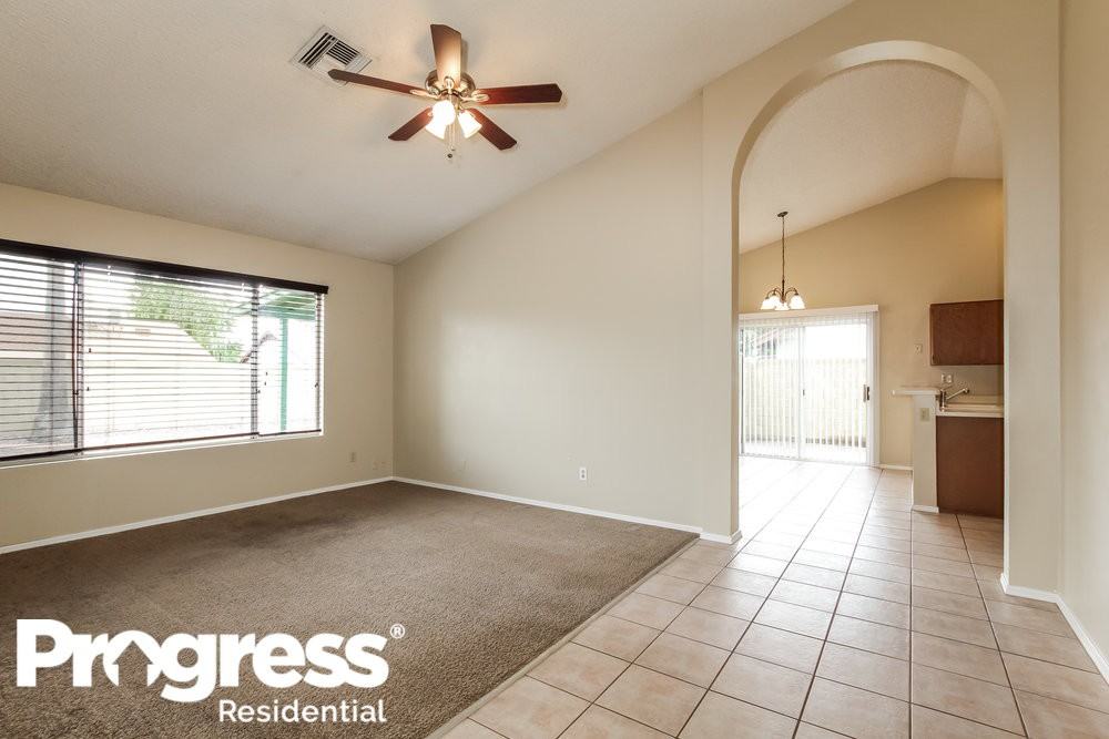 207 W Wickieup Ln - Photo 2 of 15