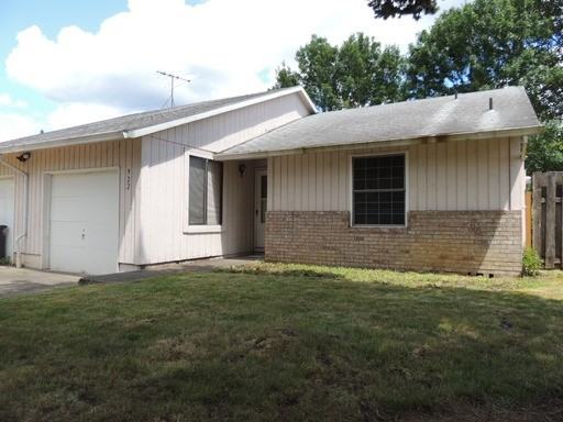 922 SE Fleming Ave - Photo 2 of 13