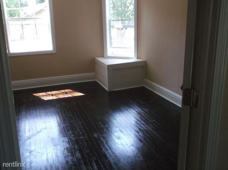 404 E Yerby St - Photo 2 of 10