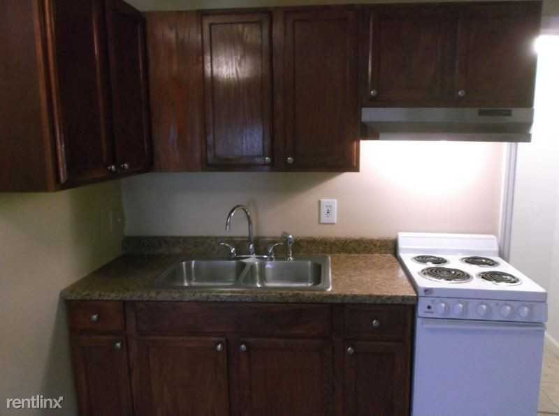 404 E Yerby St - Photo 3 of 10