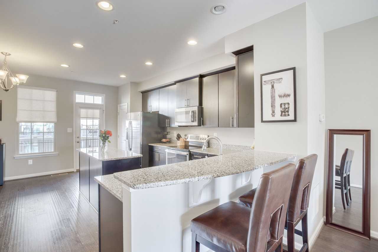 886 S Macon St - Photo 3 of 5