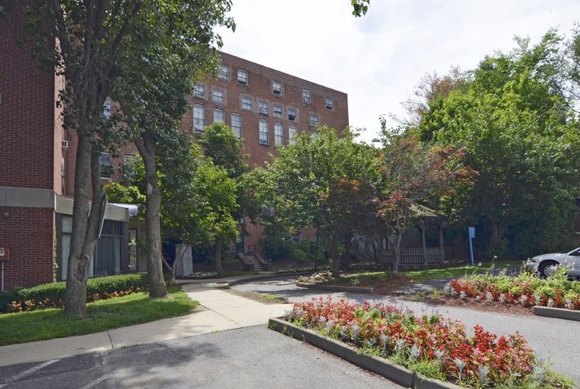 Oxford Court Apartments - Photo 2 of 13