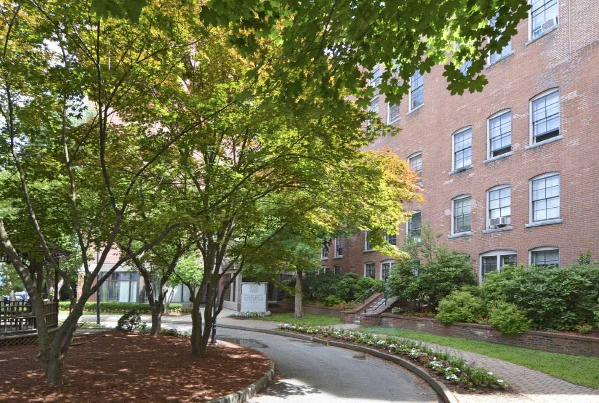 Oxford Court Apartments - Photo 3 of 13