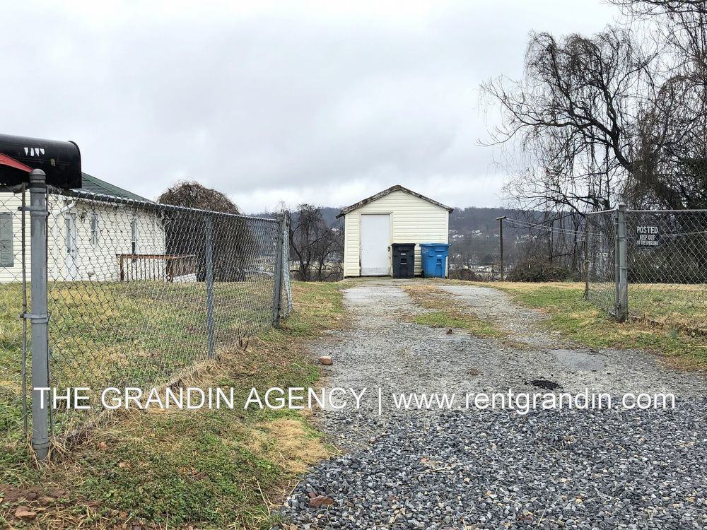 1611 Lawrence Ave SE - Photo 3 of 31