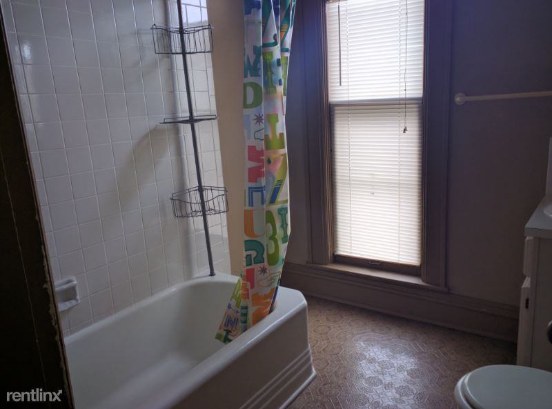 314 N Spring St - Photo 3 of 10