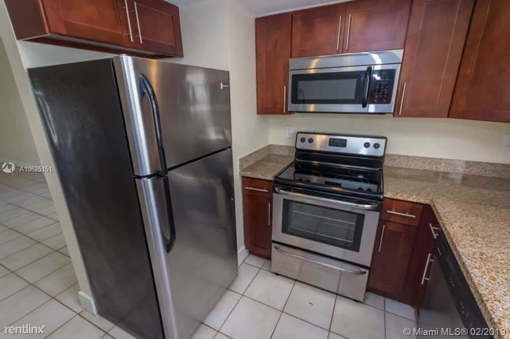 10940 SW 70th Terrace - Photo 3 of 12