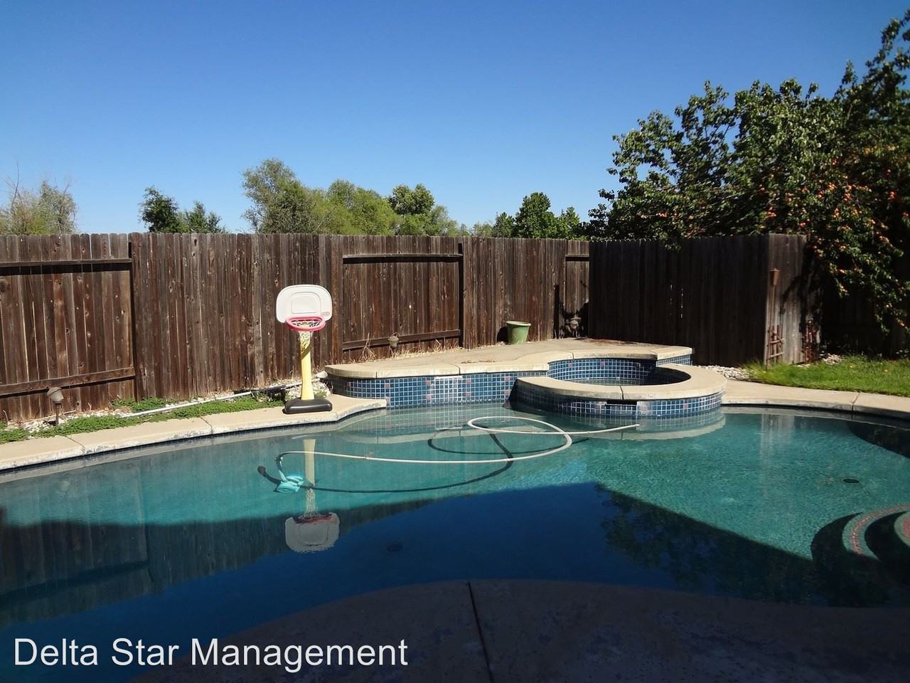 1716 Glastonbury Cir - Photo 3 of 8