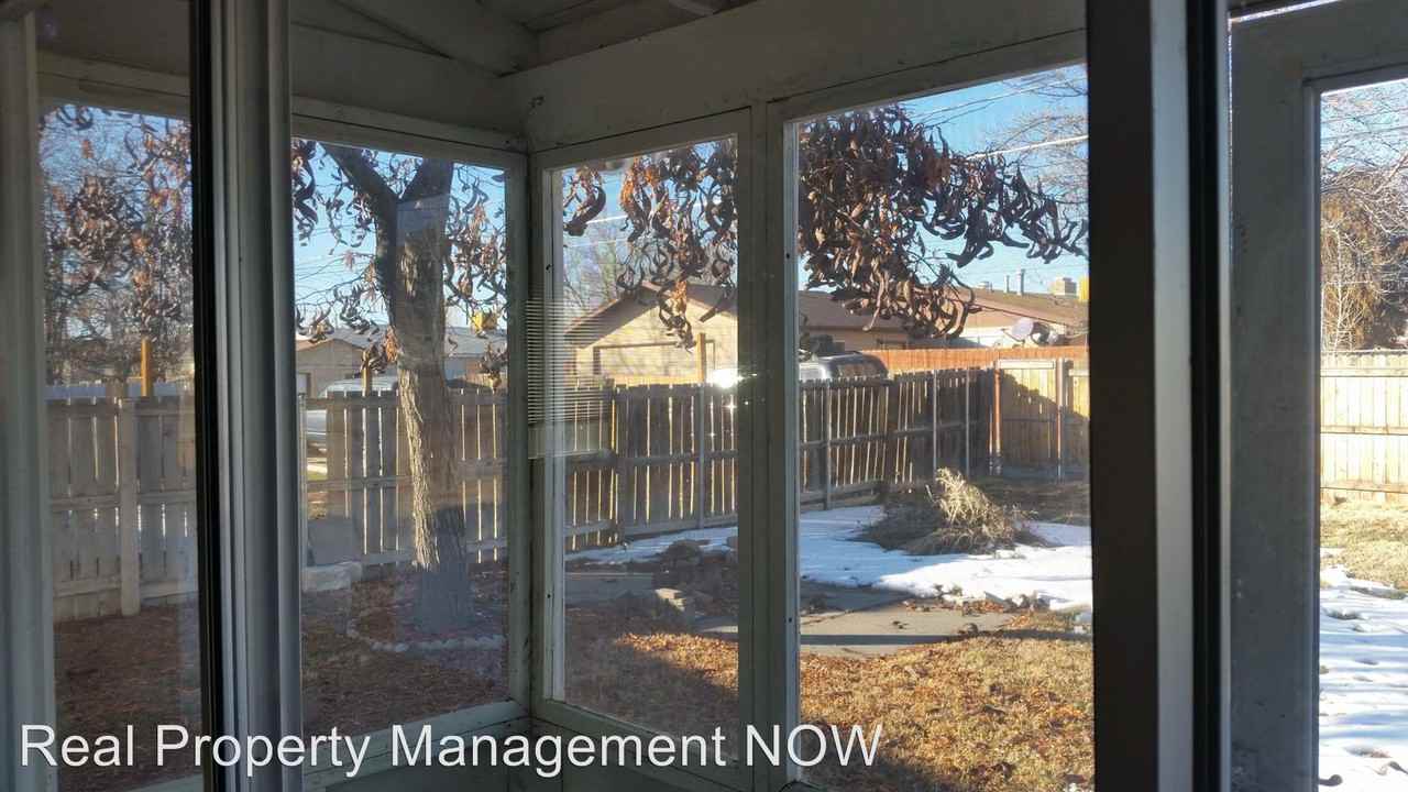 2442 Gunnison Ave - Photo 3 of 10