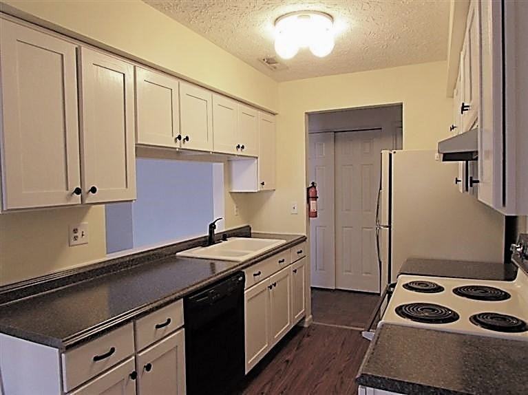 808 Buckingham Ct - Photo 2 of 5