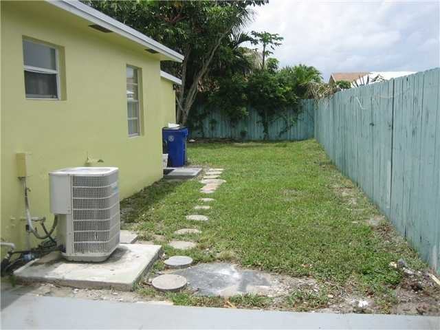 543 SW 61st Terrace - Photo 3 of 9