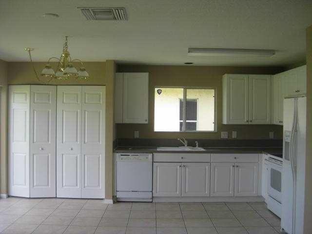 1717 NW 4th St - Photo 3 of 6