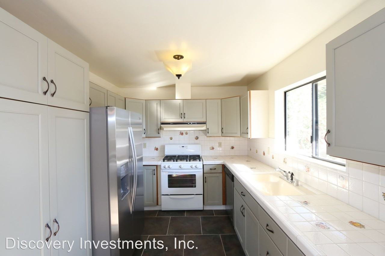 3320 Robinson Dr - Photo 3 of 13