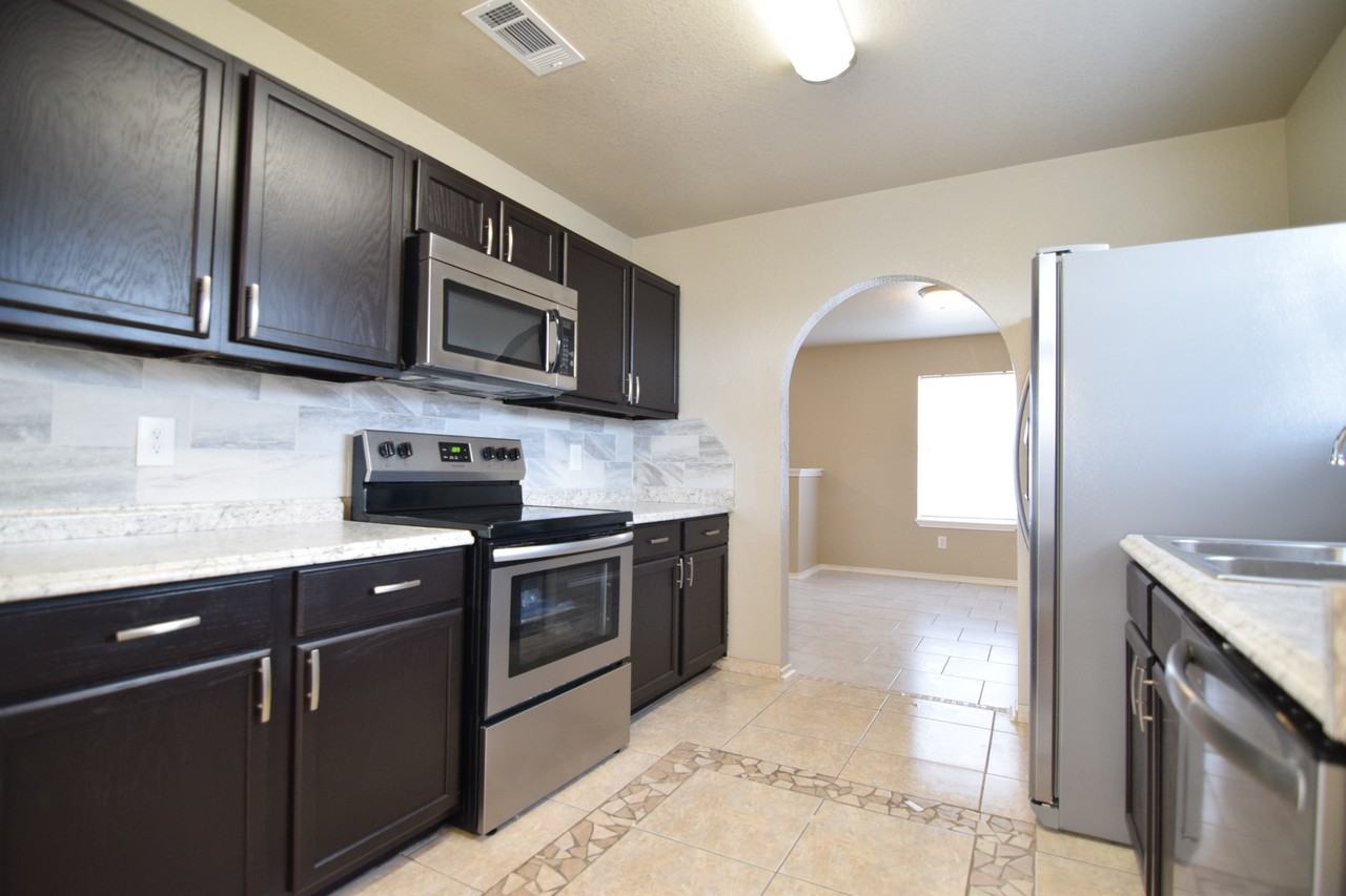 3404 Driftwood Drive - Photo 5 of 17