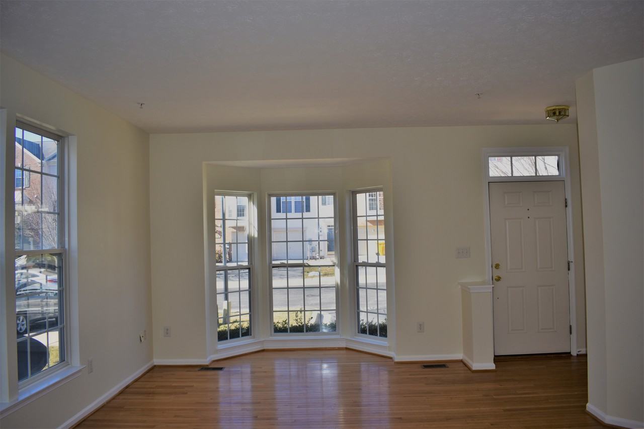 1481 Pangbourne Way - Photo 3 of 20