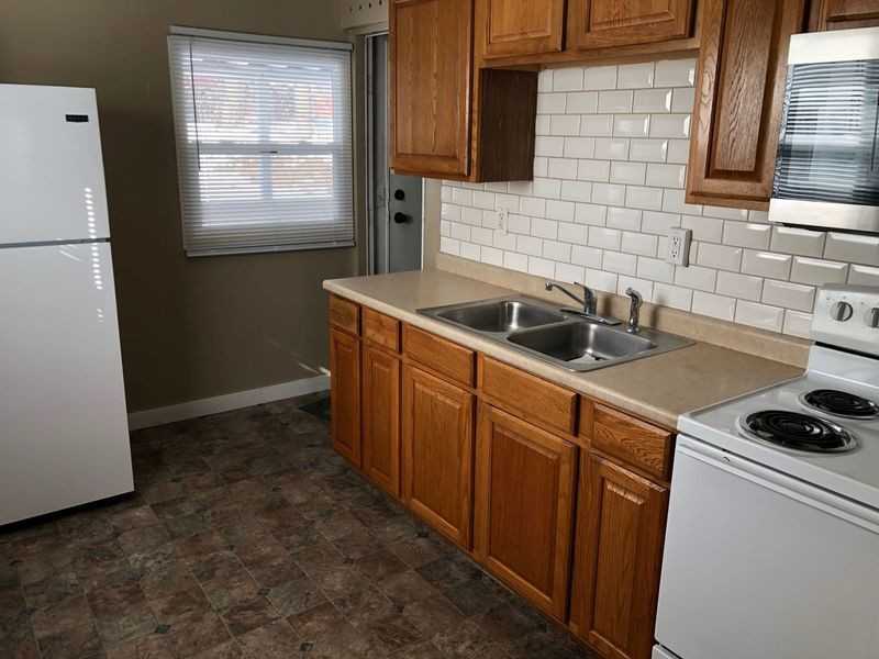 1335 Roosevelt Ave - Photo 2 of 8