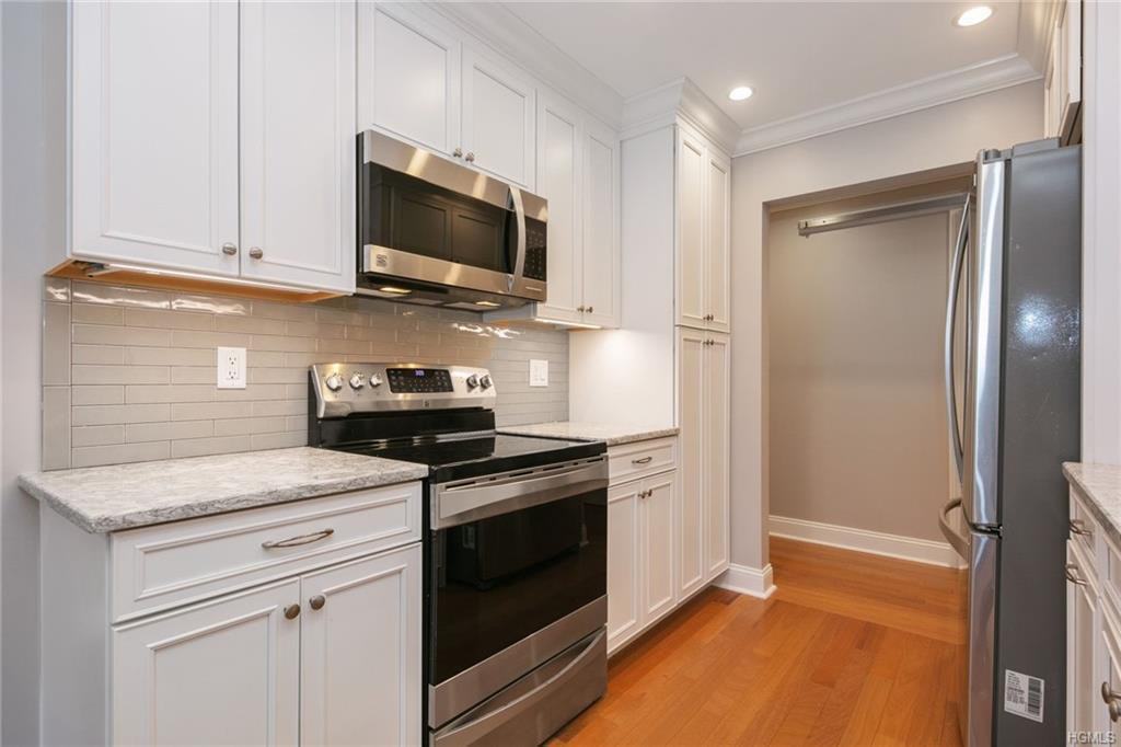 967 Sierra Vista Ln - Photo 2 of 12