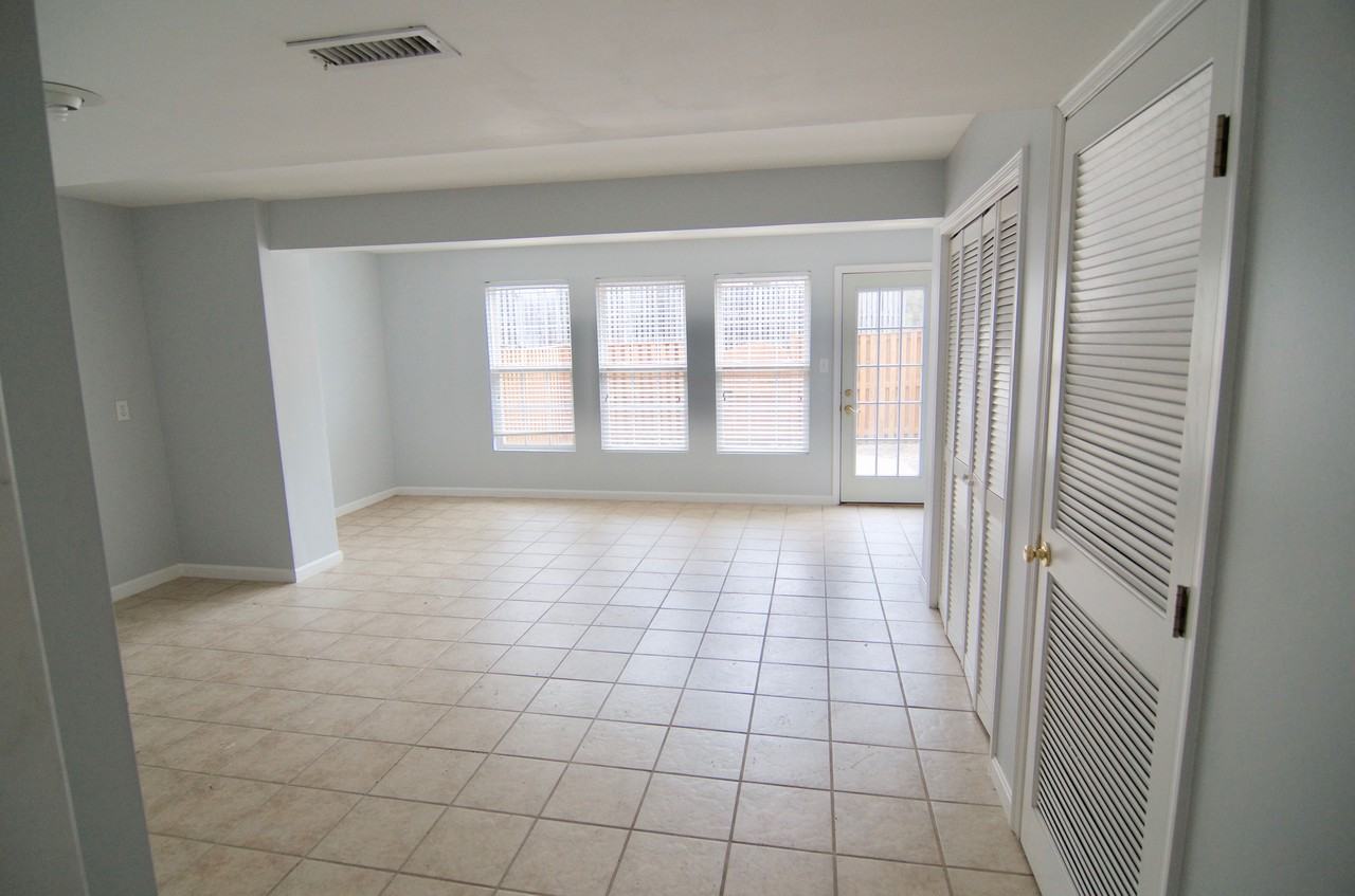 10157 Elgin Way - Photo 3 of 28