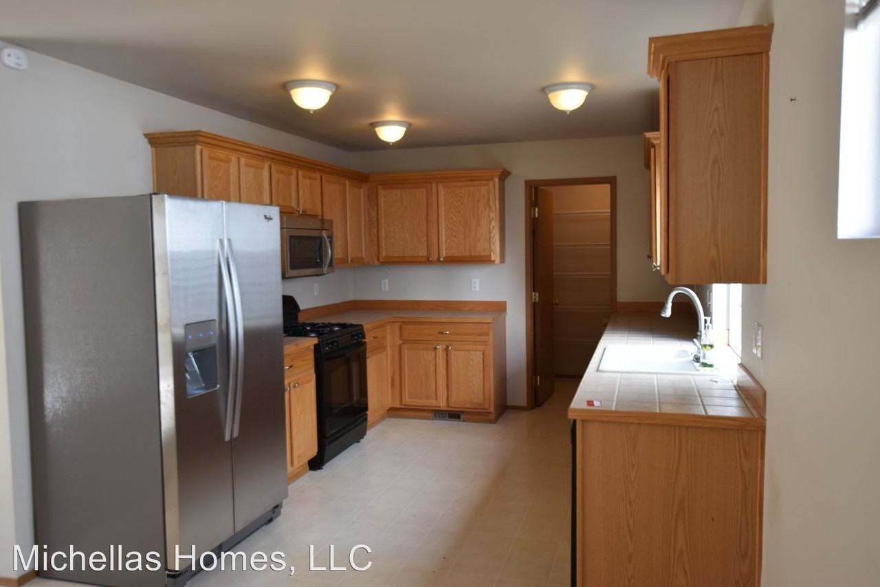 7520 Cottonwood Dr SE - Photo 2 of 16