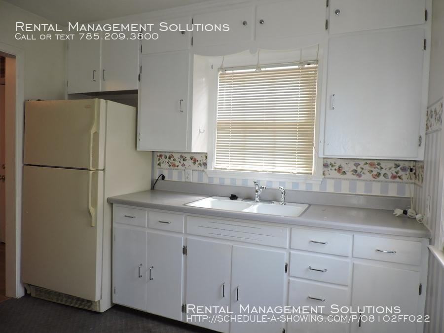 1186 SW Randolph Ave - Photo 2 of 8