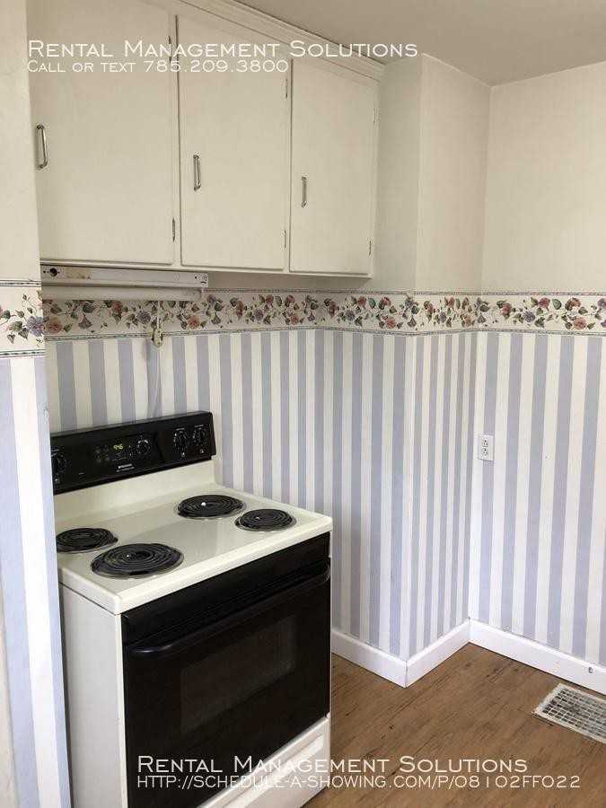 1186 SW Randolph Ave - Photo 3 of 8