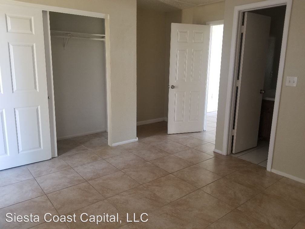 5825 High St - Photo 2 of 7