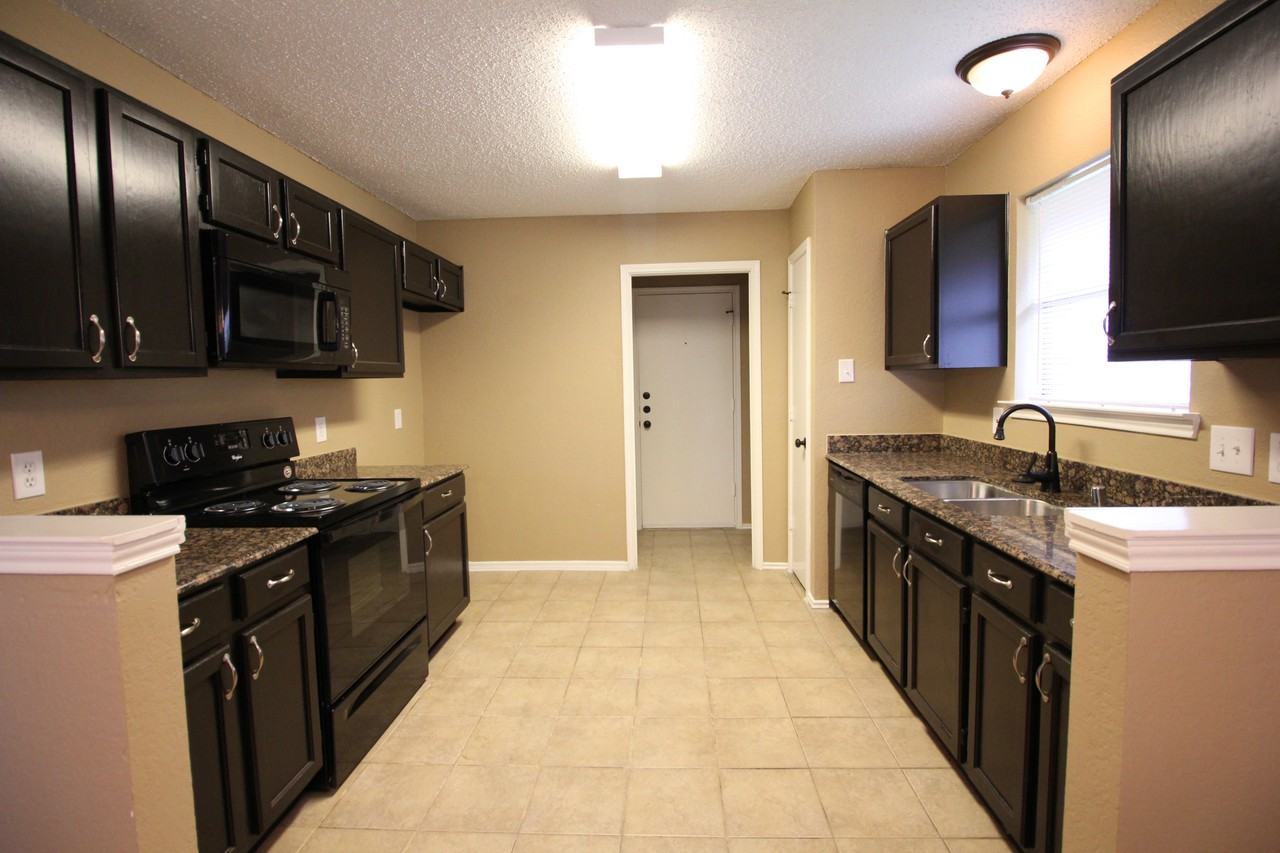 2622 Hartford Lane - Photo 3 of 7