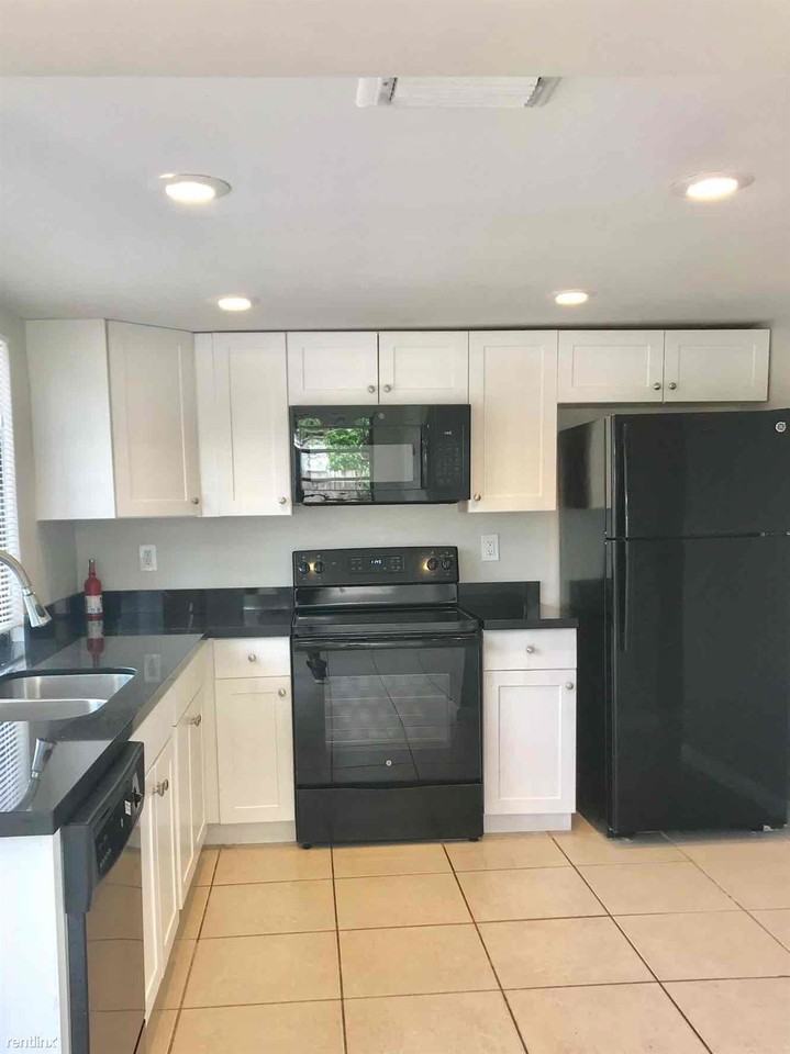 2520 NE 8th Terrace - Photo 3 of 7