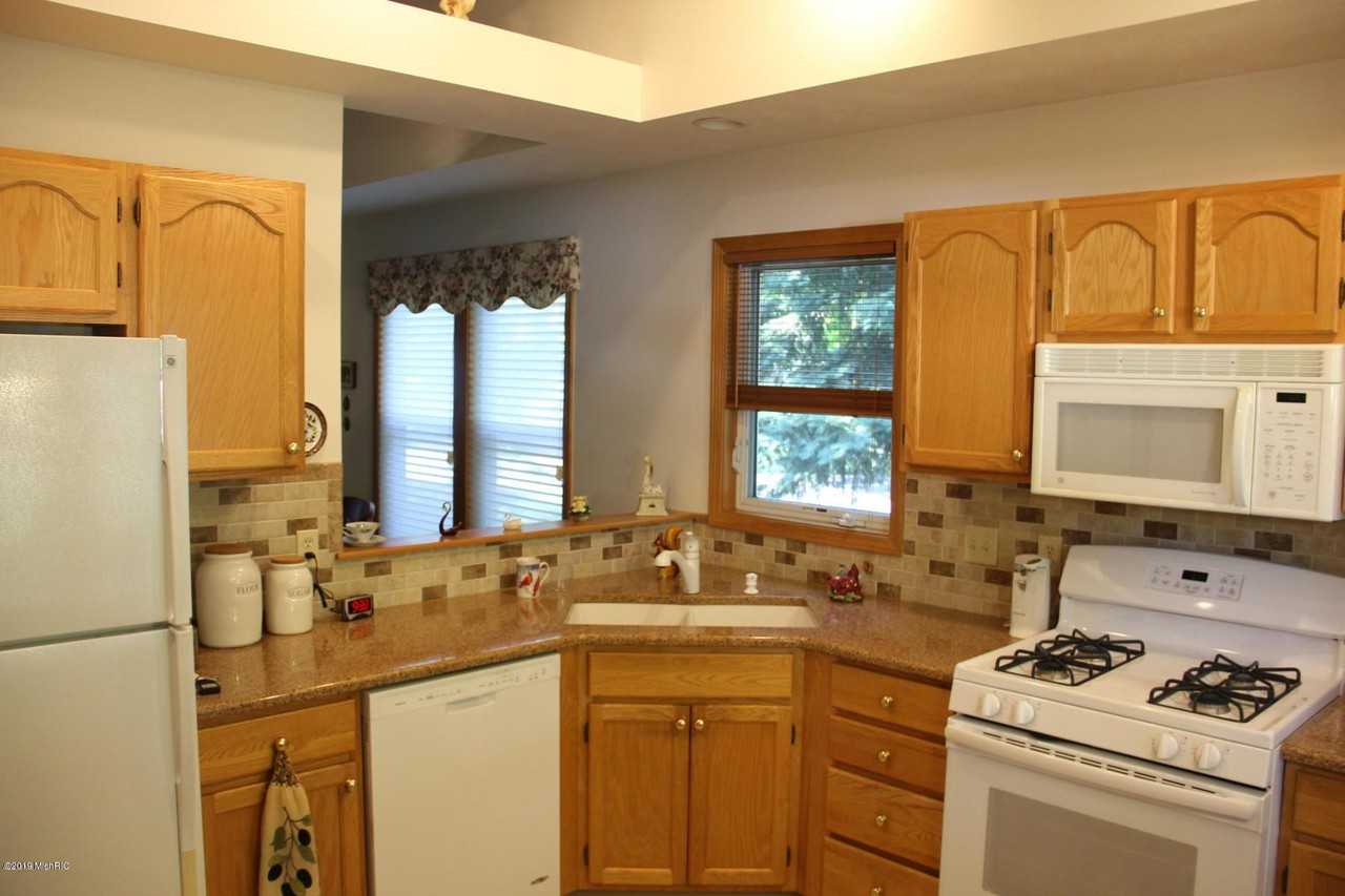 3877 Old Elm Dr SE - Photo 2 of 7