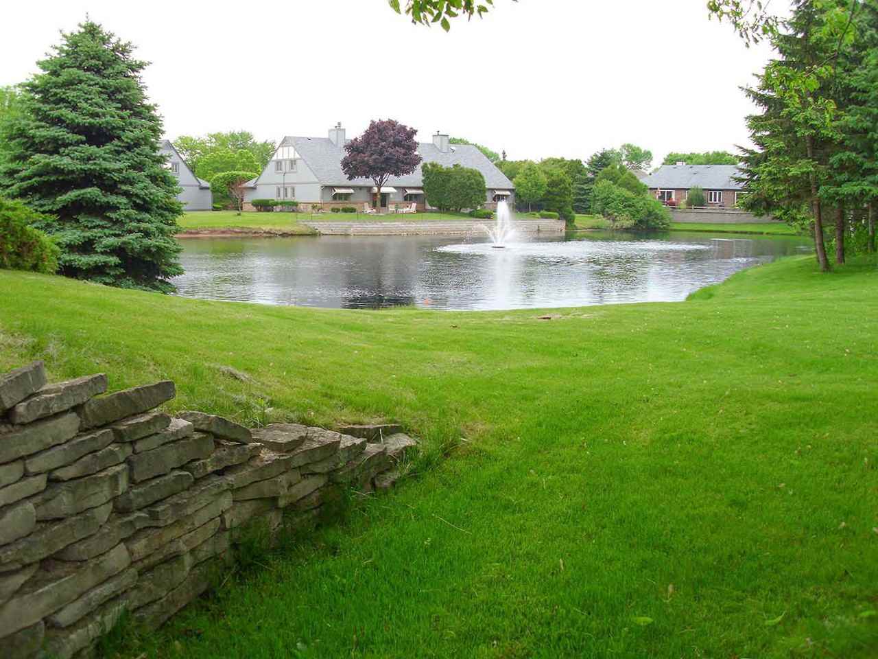 White Oaks Apartments 9000 N White Oak Ln, Bayside, WI 53217 Zumper