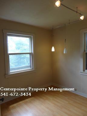 330 NW Pleasant St - Photo 2 of 10