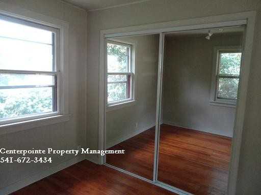 330 NW Pleasant St - Photo 3 of 10