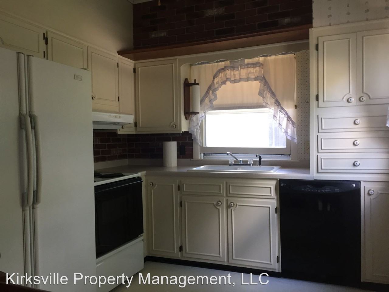 910 E Normal Ave - Photo 2 of 9