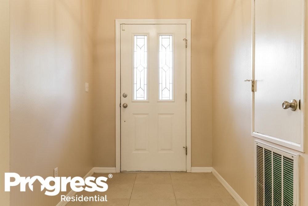 16123 Hillside Cir - Photo 2 of 15