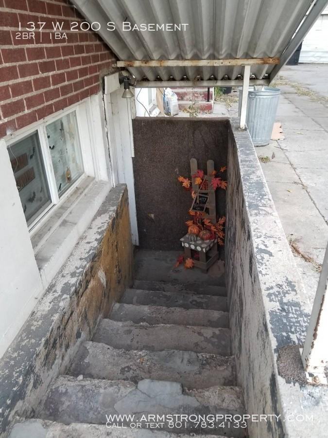 137 W 200 N St - Photo 2 of 36