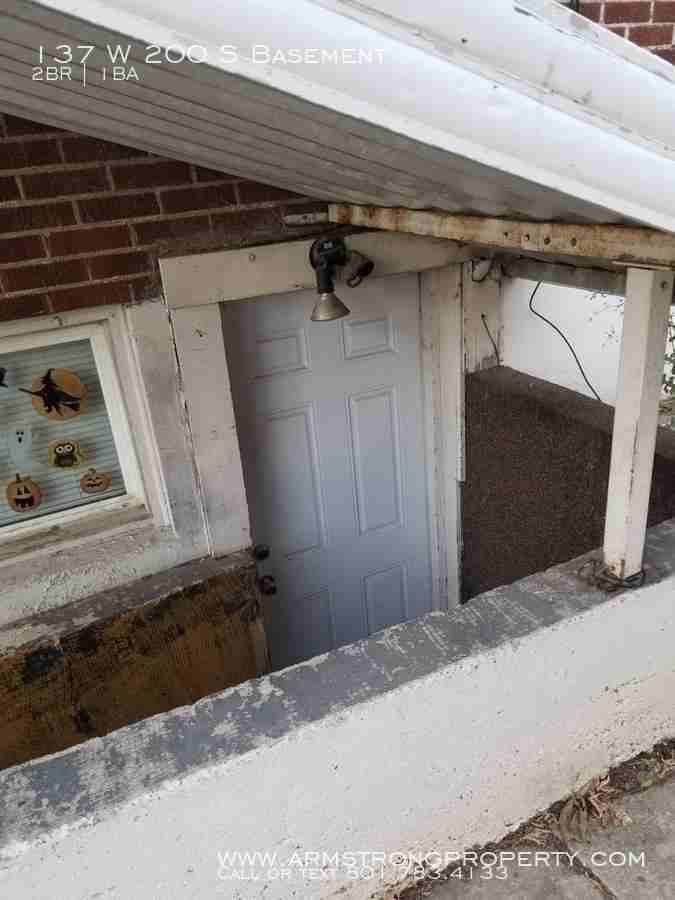 137 W 200 N St - Photo 3 of 36