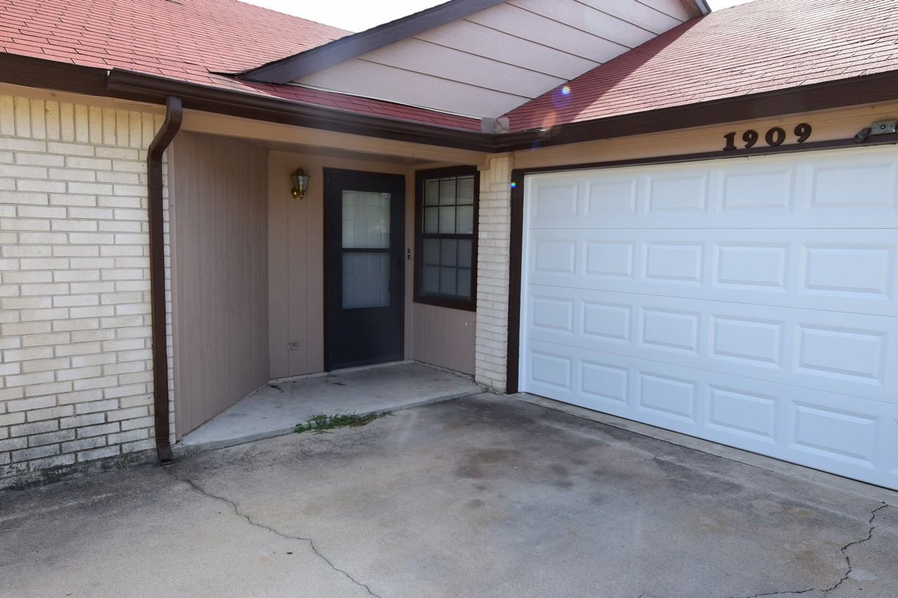 1909 Kingwood Dr - Photo 4 of 16