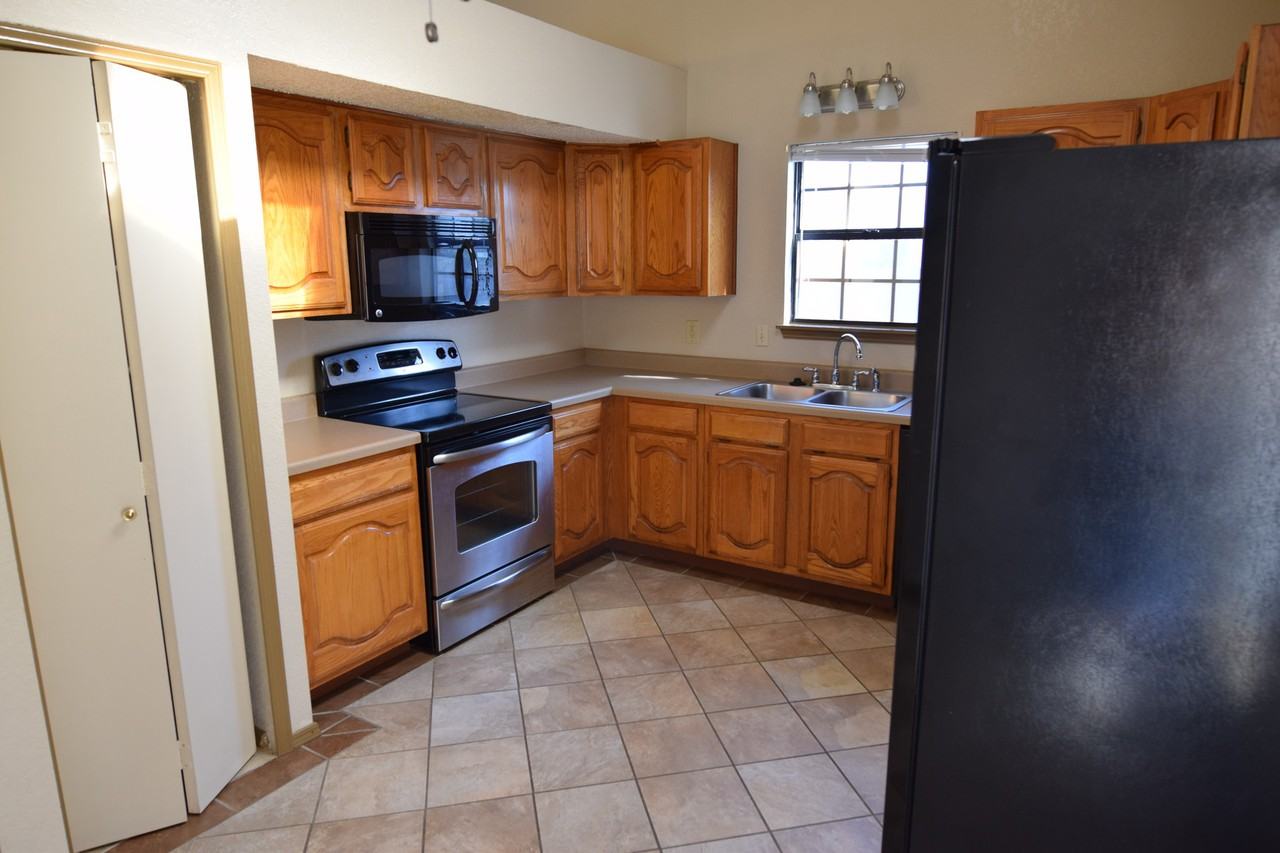 1909 Kingwood Dr - Photo 5 of 16