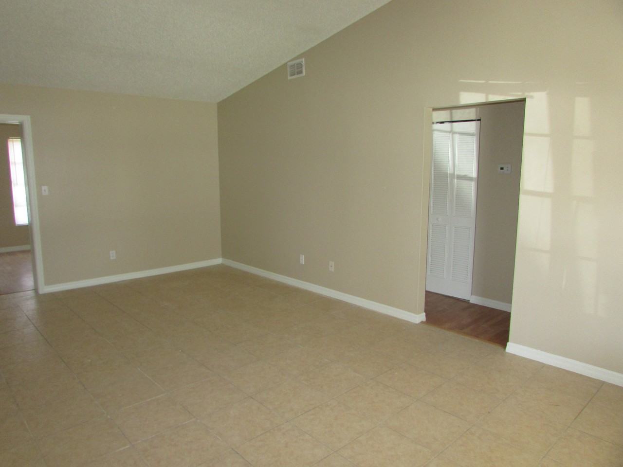 1841 Tampa Bay Dr - Photo 2 of 13