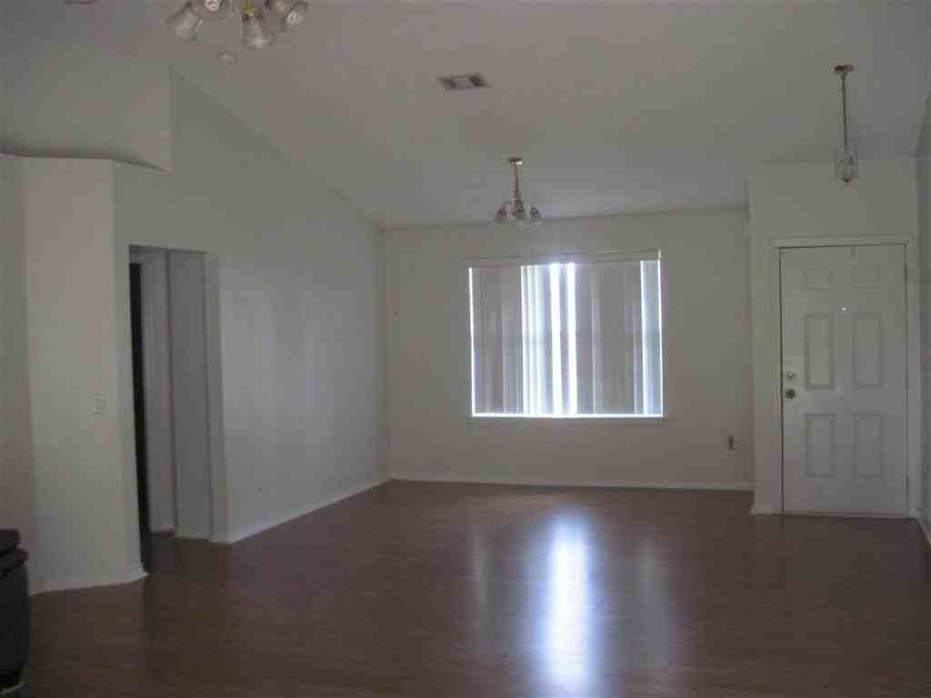 2112 Coral Creek Dr - Photo 3 of 18