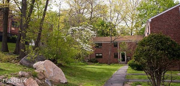 Updated 2 Room Studio Garden Style Apartment / Dobbs Ferry. Laundry On